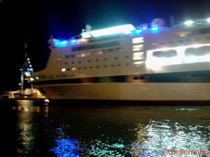 Riesen-Yacht bei Nacht am Porto Antico