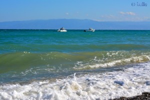Zwei Boote ankern vor dem Strand von Trebisacce