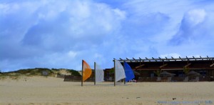 Die Fahnen tanzen noch immer wild im kalten Nord-Wind - Praia da Comporta - Portugal