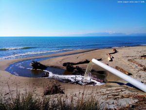 Auch heute fliesst irgendwelches Wasser ins Meer - Vivari Beach – Greece
